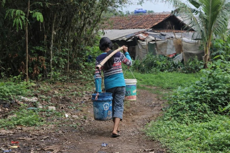 warga mengambil air menggunakan ember di Kampung Leles Parung Panjang Bogor