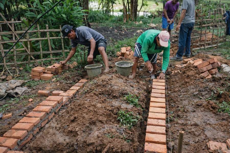 proses pembangunan fasilitas MCK desa di Desa Jagabita Parung Panjang Bogor Air Bersih Berdikari