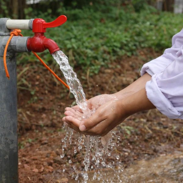 air bersih jernih mengalir dari program sedekah air bersih Air Bersih Berdikari