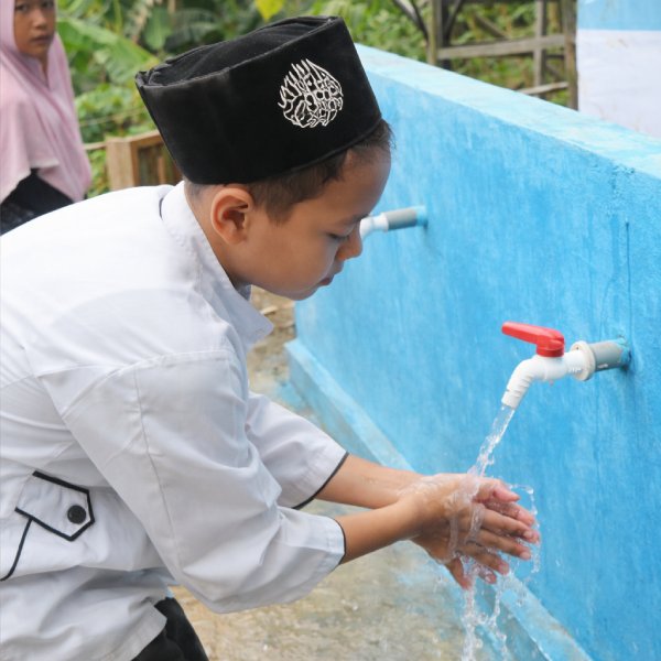 sumur bor wakaf selesai dibangun dengan pompa tangan di desa Bogor program Air Bersih Berdikari