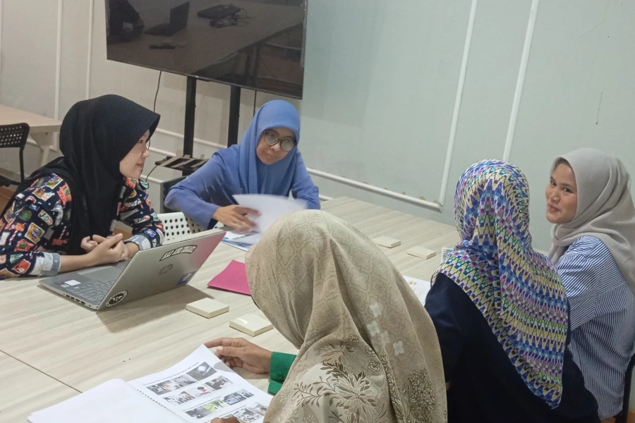 tim Air Bersih Berdikari menyusun laporan transparansi program di kantor Ciputat Tangerang Selatan