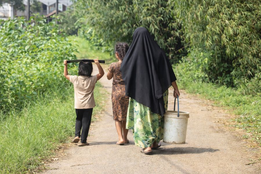 warga Kampung Leles Desa Jagabita Parung Panjang mengambil air dari sumber alami sebelum ada sumur bor